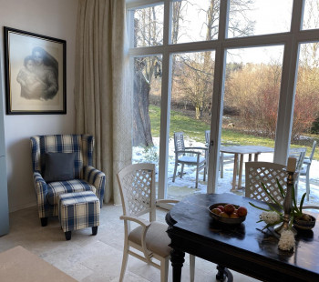 Essbereich mit Zugang zur Terrasse